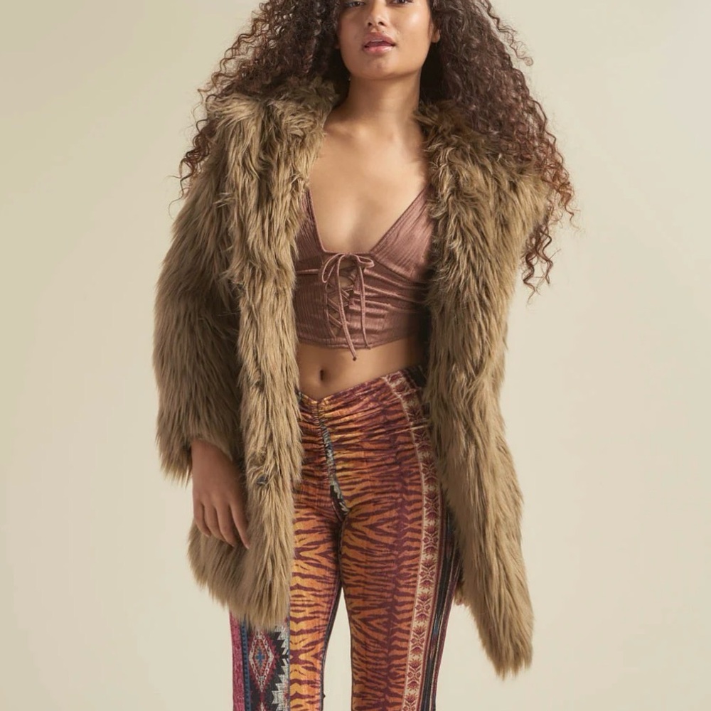 SPIRIT HOODS ASH WOLF CLASSIC FAUX FUR COAT - Picture 2 of 10